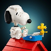 LEGO® Ideas Peanuts: Snoopy’s Doghouse