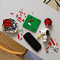 LEGO® Ideas Peanuts: Snoopy’s Doghouse