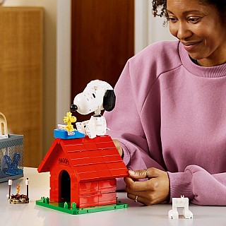 LEGO® Ideas Peanuts: Snoopy’s Doghouse