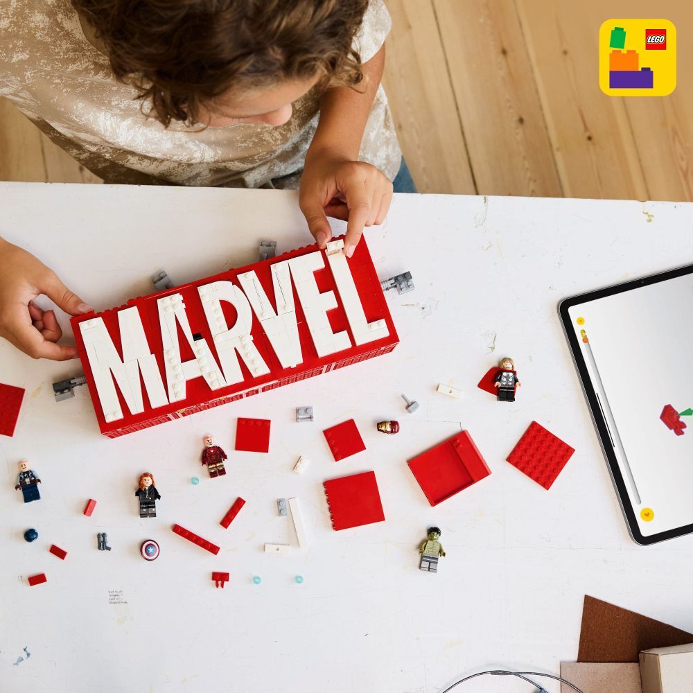 LEGO Super Heroes Marvel: MARVEL Logo & Minifigures