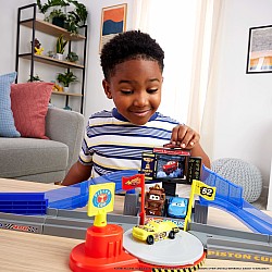 Disney Pixar Cars Disney and Pixar Cars Piston Cup Stunting Speedway Playset with Lightning McQueen Toy Car