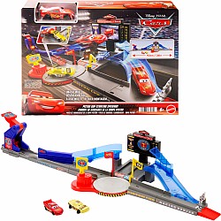 Disney Pixar Cars Disney and Pixar Cars Piston Cup Stunting Speedway Playset with Lightning McQueen Toy Car