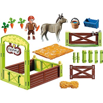 Snips and Señor Carrots with Horse Stall