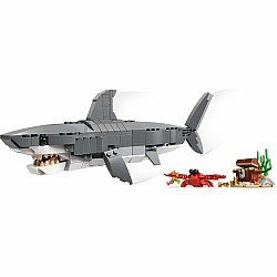 CREATOR 3 in 1 Fierce Shark with a Treasure Chest