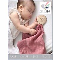 Lion Comforter In Dusty Pink Muslin With Natural Rubber Teether